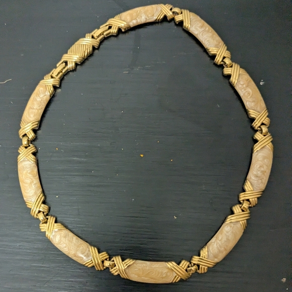 Vintage Monet Elegant Gold Tone Cream Enamel Necklace Choker - Picture 4 of 10